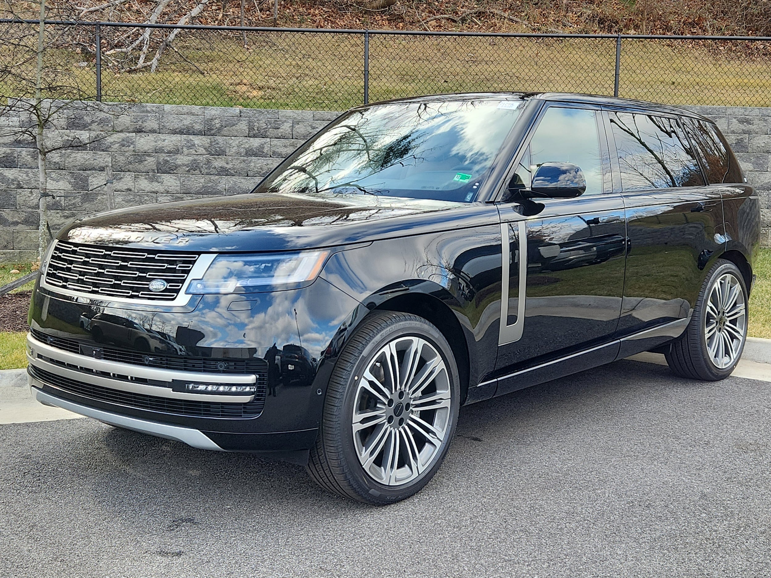 2026 Land Rover Range Rover SE's photo