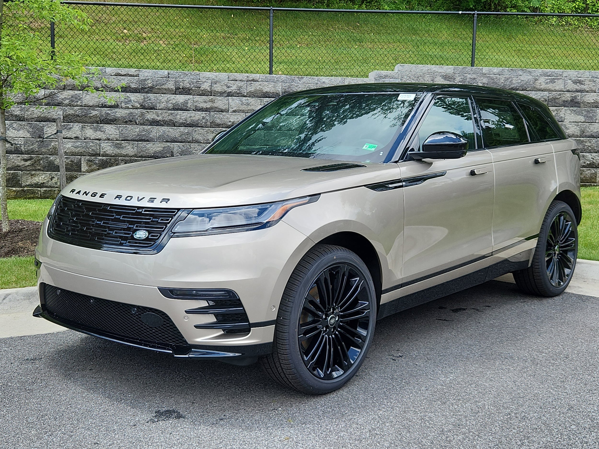 2026 Land Rover Range Rover Velar Dynamic SE's photo