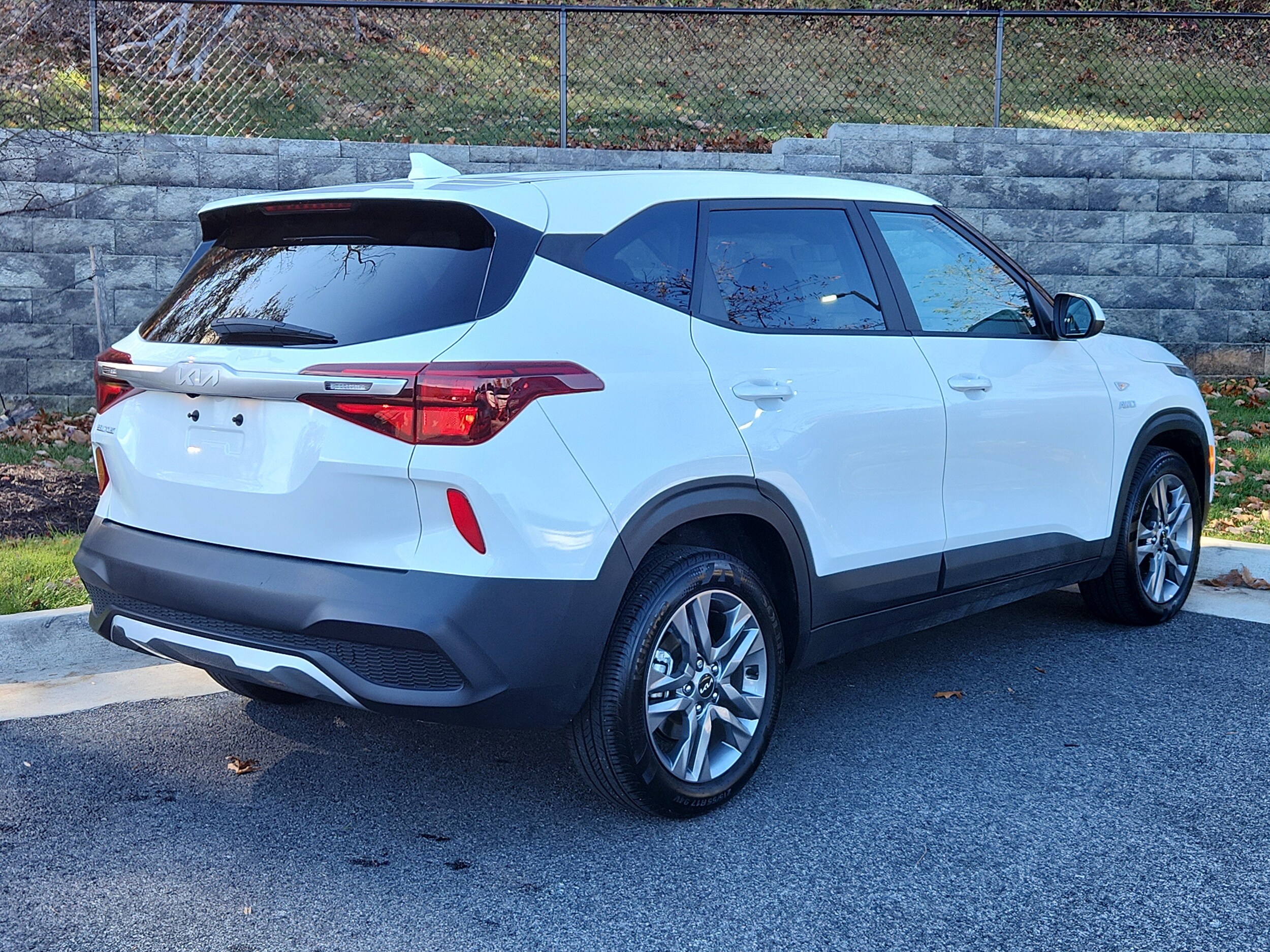 2023 Kia Seltos LX photo 2