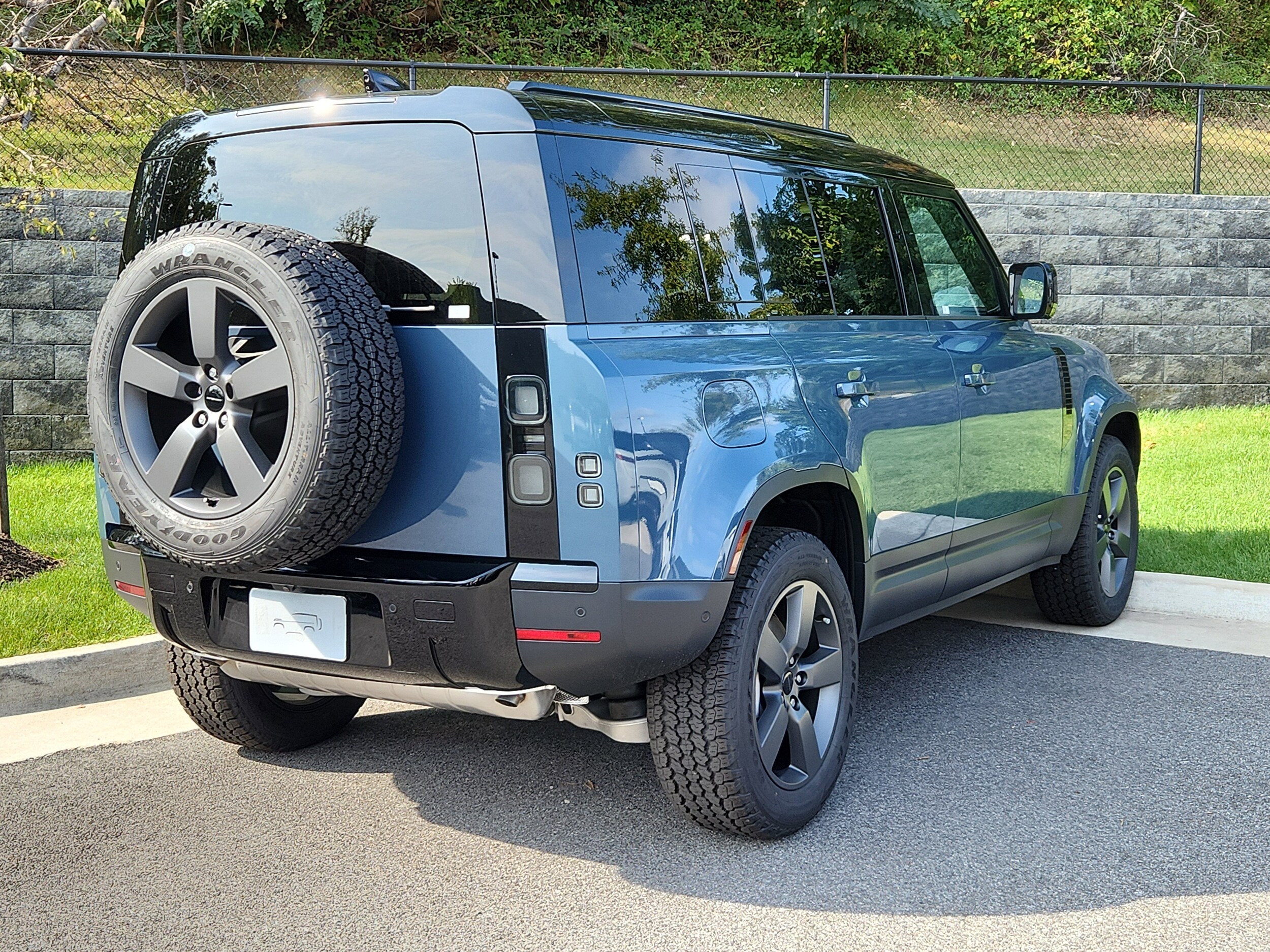 2026 Land Rover Defender 110 S photo 2