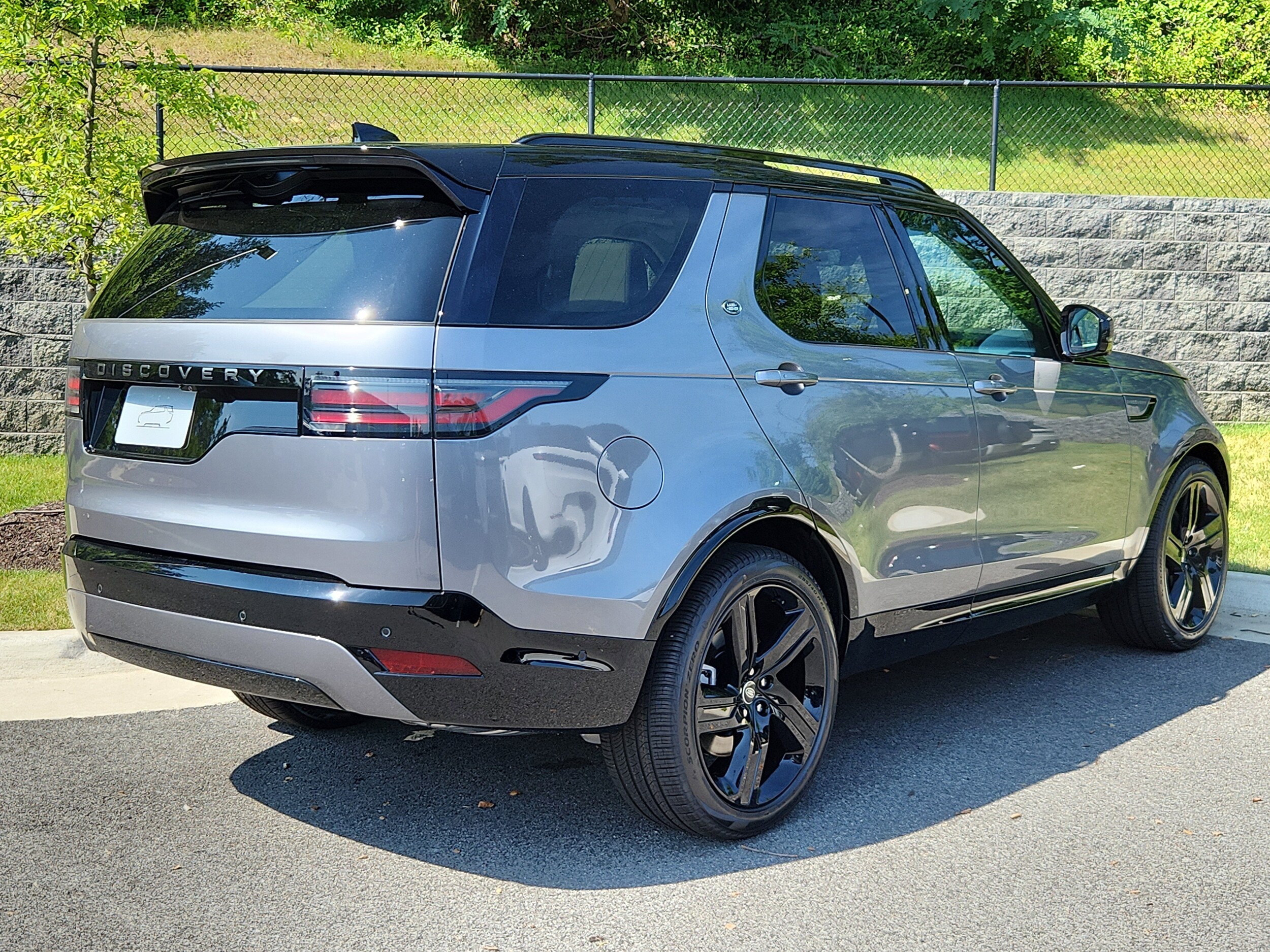 2025 Land Rover Discovery SE photo 2