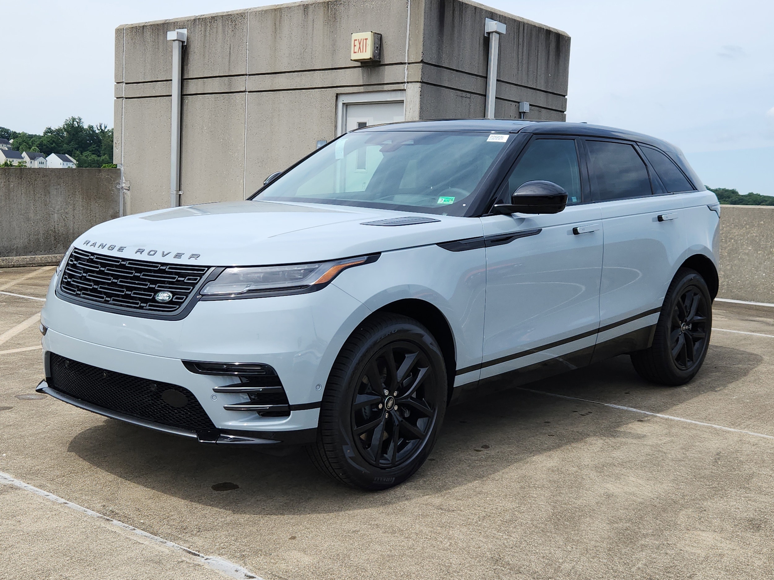 2026 Land Rover Range Rover Velar Dynamic SE's photo