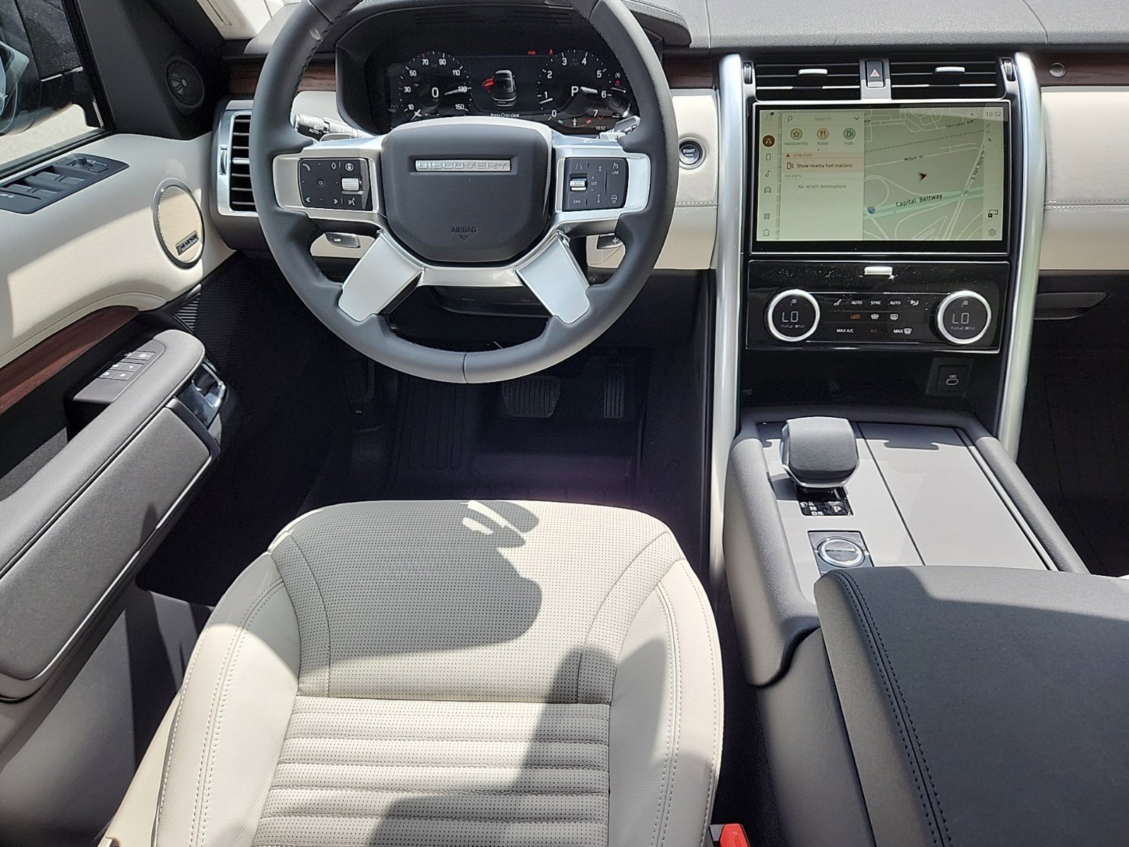 2024 Land Rover Discovery P300 S photo 4
