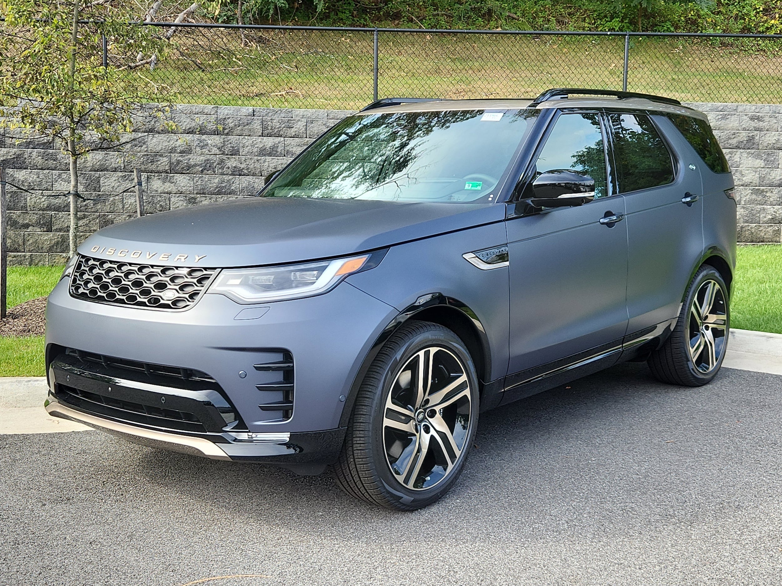 2026 Land Rover Discovery Tempest Edition's photo