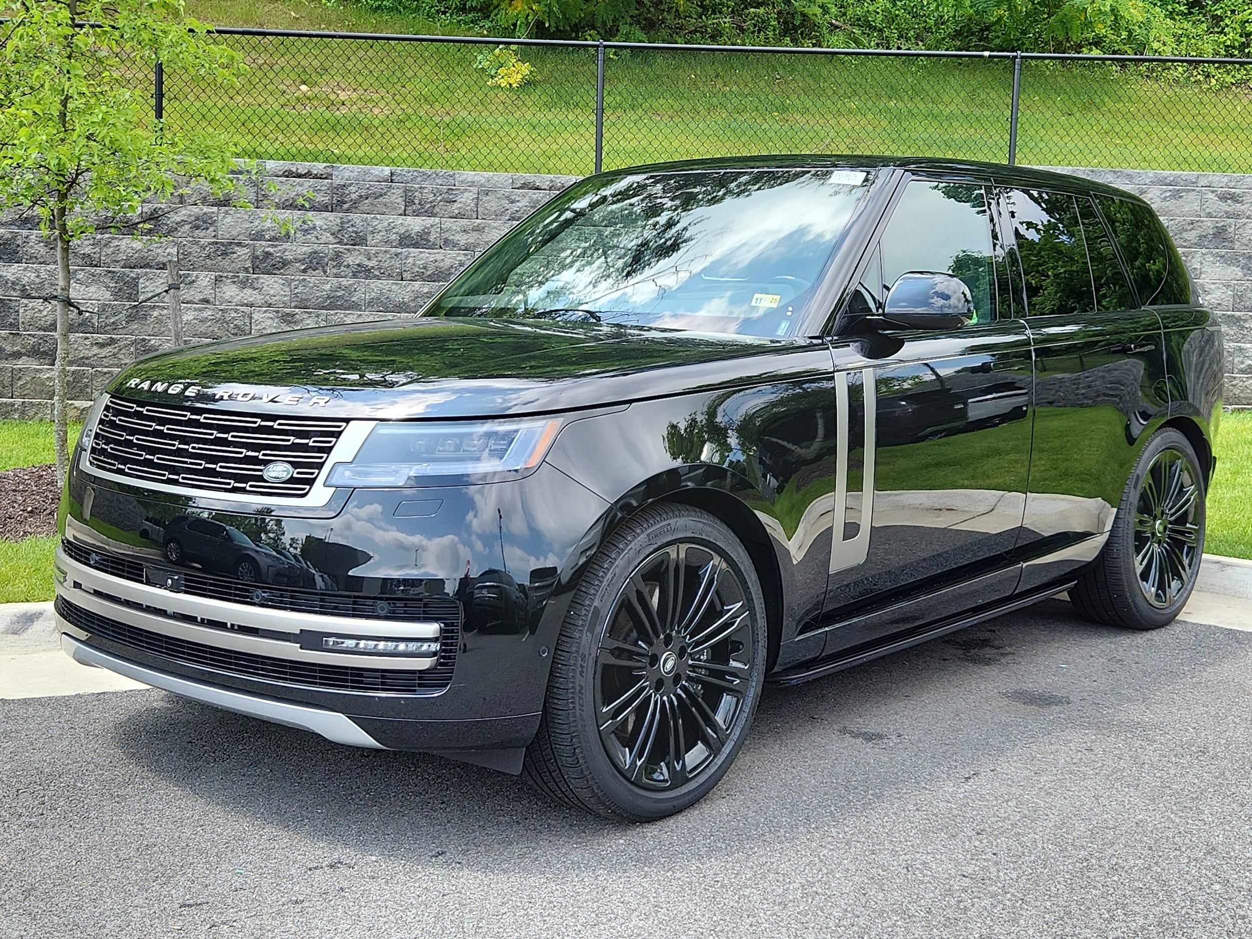 2025 Land Rover Range Rover SE's photo