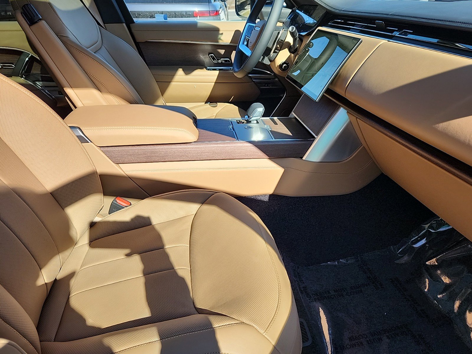 2025 Land Rover Range Rover SE photo 3
