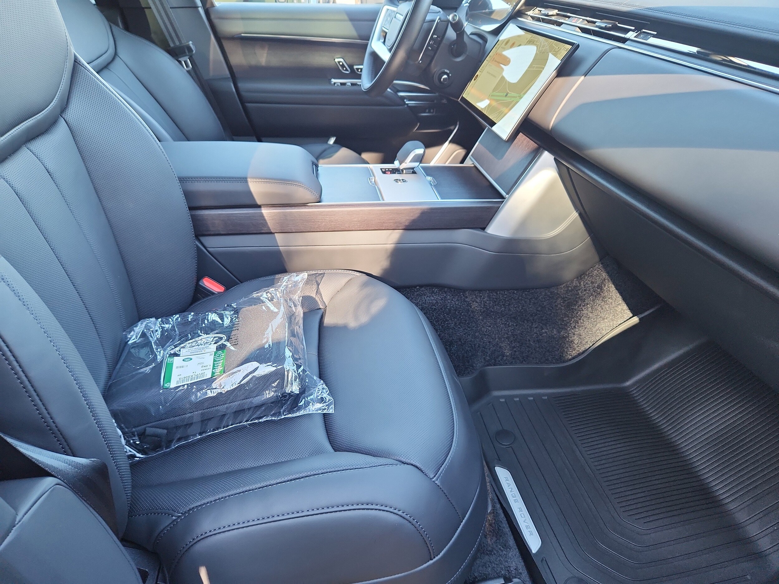 2025 Land Rover Range Rover SE photo 2