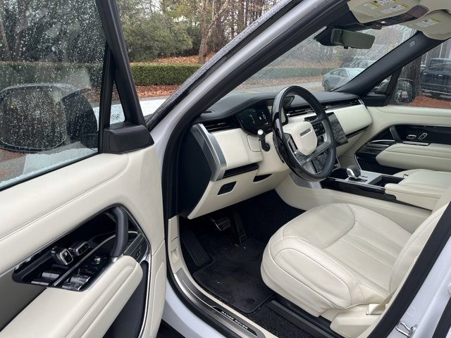 2025 Land Rover Range Rover SE photo 4
