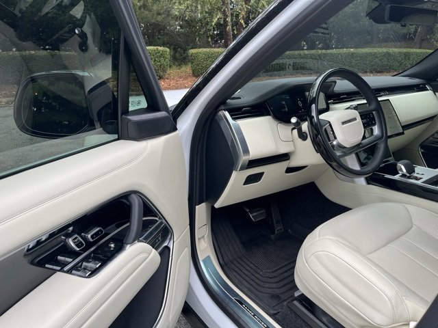 2025 Land Rover Range Rover SE photo 4