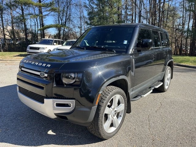 2024 Land Rover Defender SE's photo