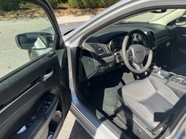 2023 Chrysler 300 Touring photo 4