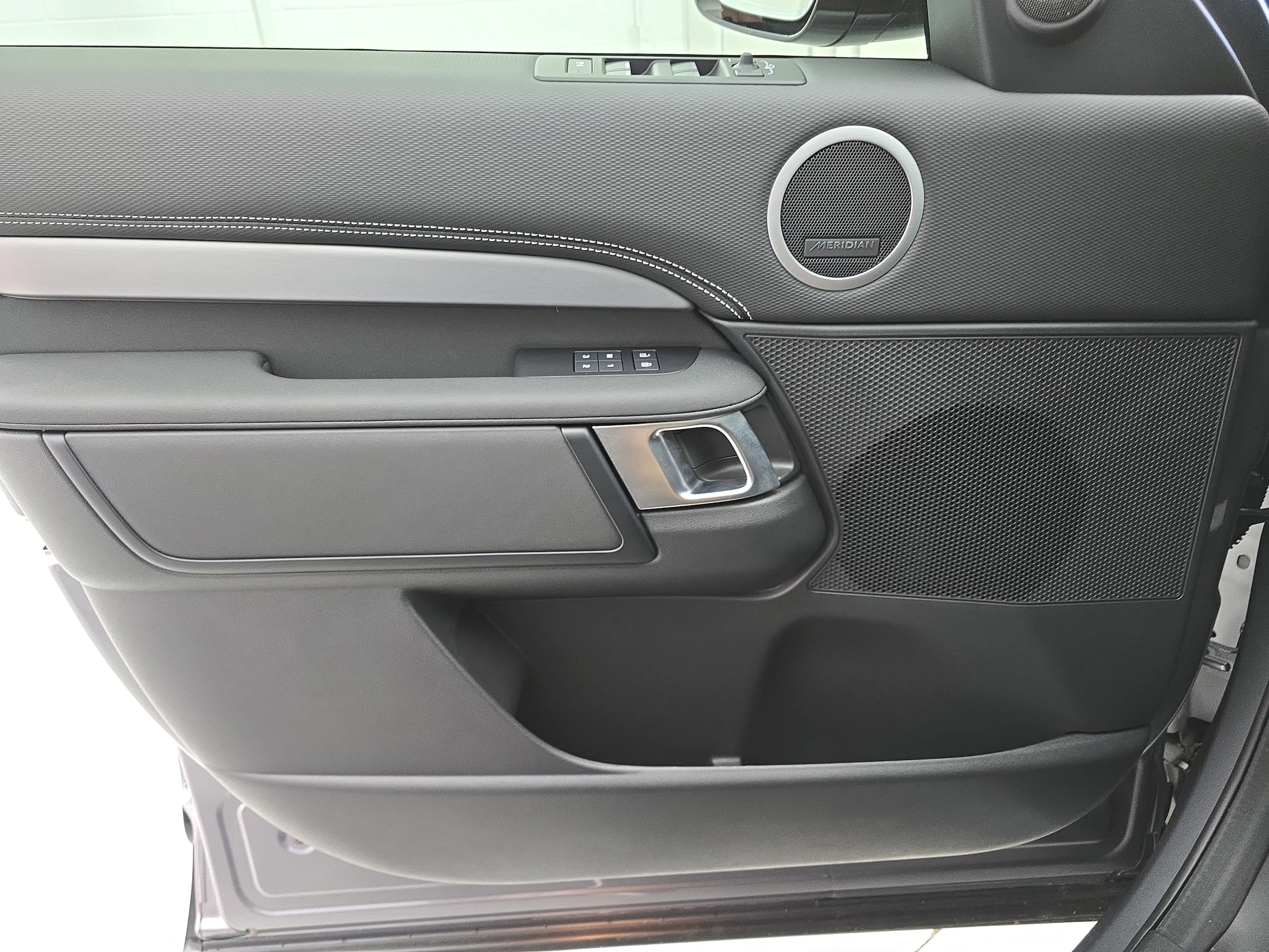 2025 Land Rover Discovery Dynamic SE - Photo 28