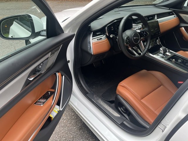 2024 Jaguar XF P250 R-Dynamic SE photo 4