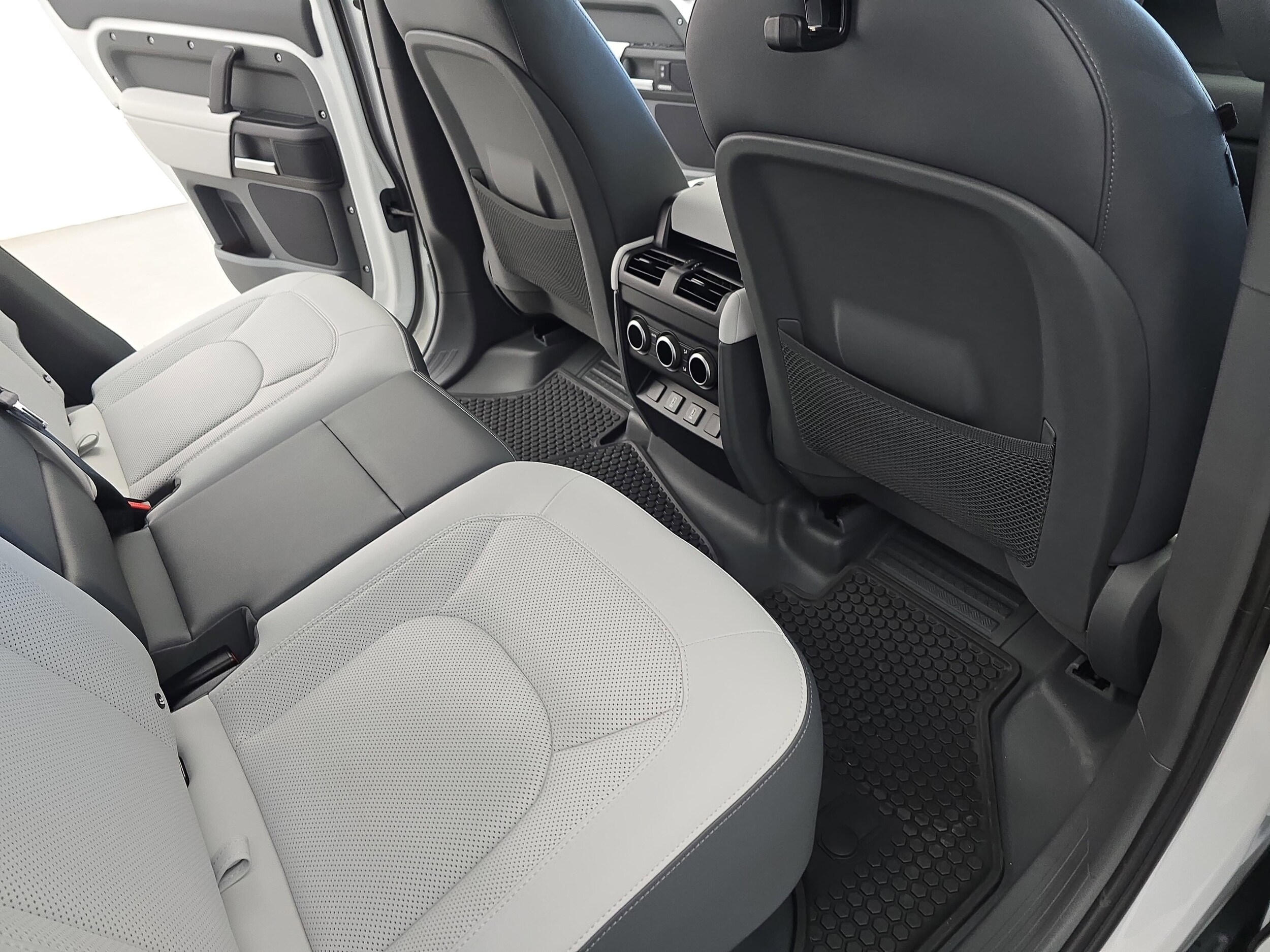 2026 Land Rover Defender V8 - Photo 11