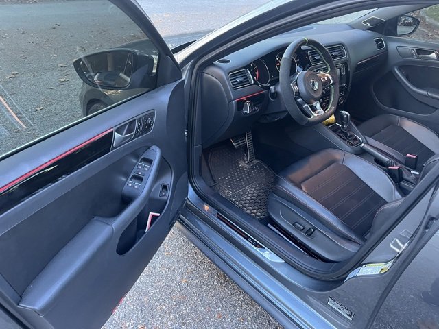 2017 Volkswagen Jetta GLI photo 4