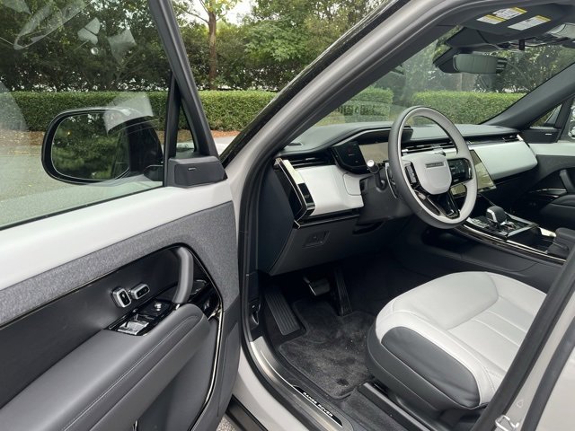 2025 Land Rover Range Rover Sport SE photo 4