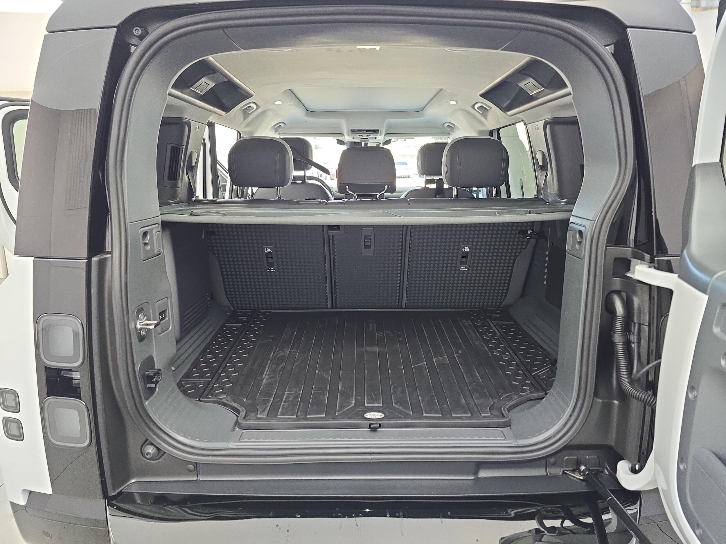 2026 Land Rover Defender V8 - Photo 12