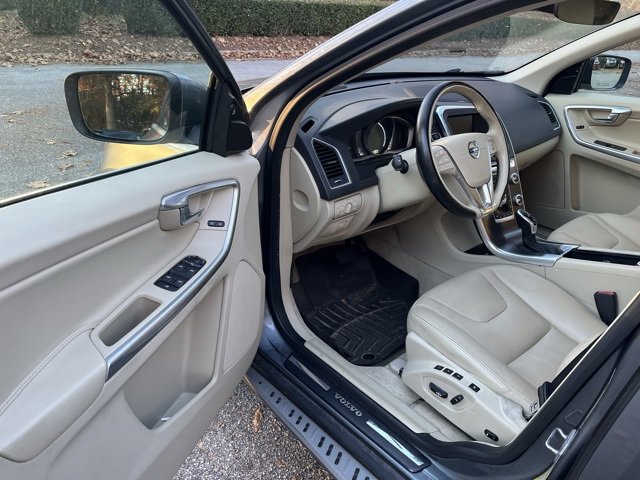 2016 Volvo XC60 T5 Drive-E Platinum photo 3