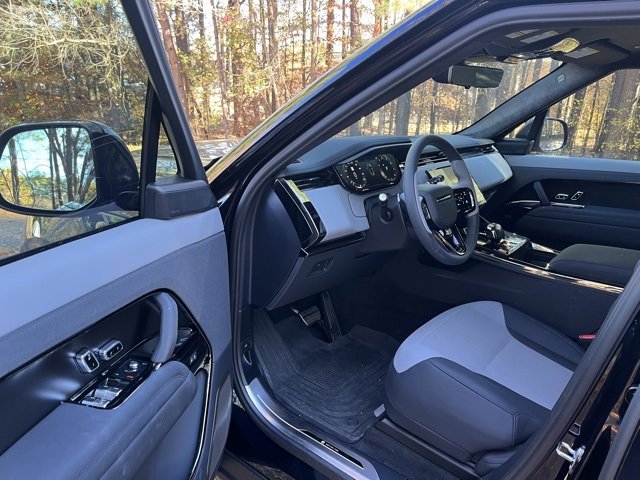 2025 Land Rover Range Rover Sport photo 4