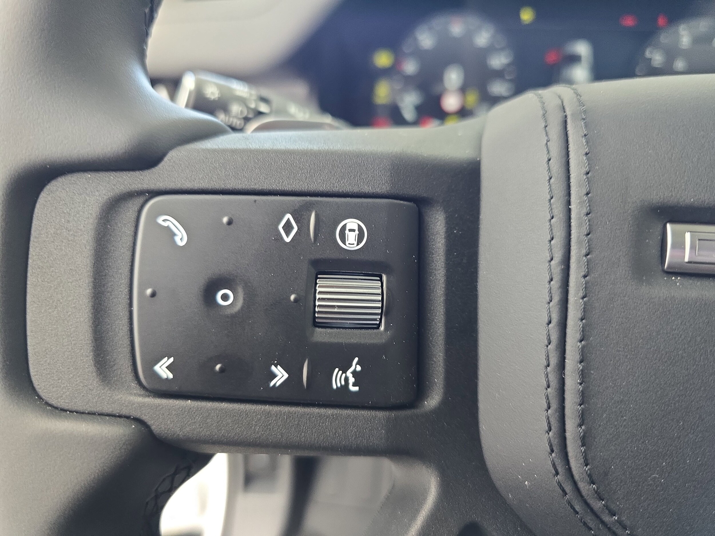 2026 Land Rover Defender V8 - Photo 16
