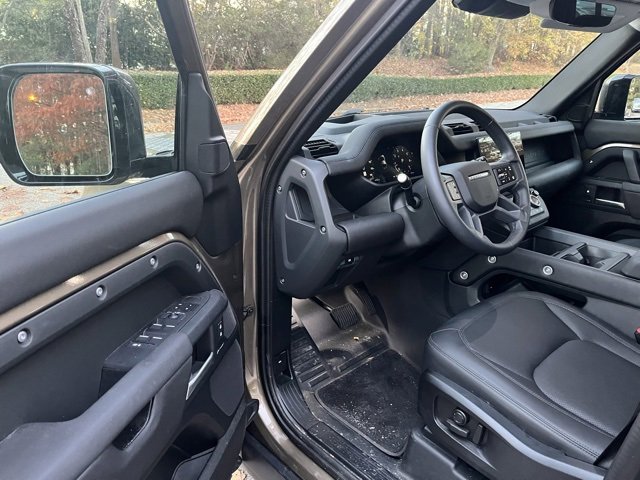 2025 Land Rover Defender S photo 4