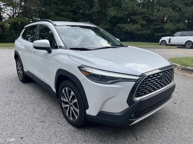 2022 Toyota Corolla Cross XLE photo 2