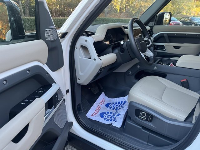 2023 Land Rover Defender S photo 4