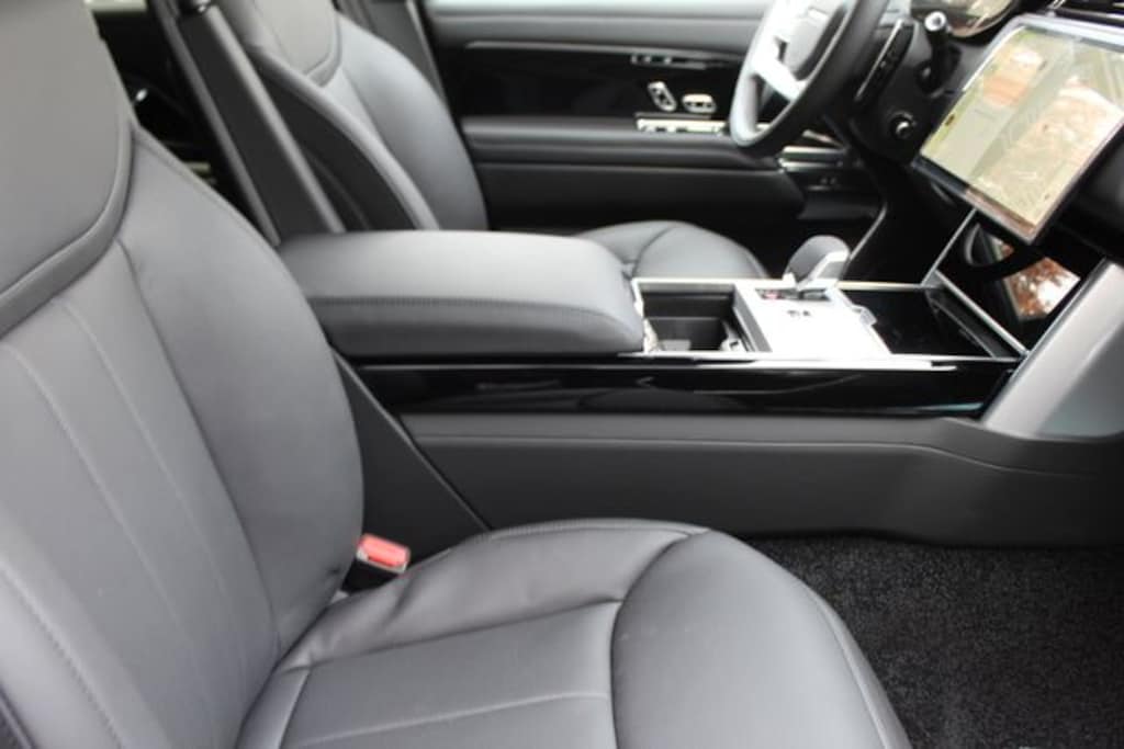 New 2025 Land Rover Range Rover SE SUV