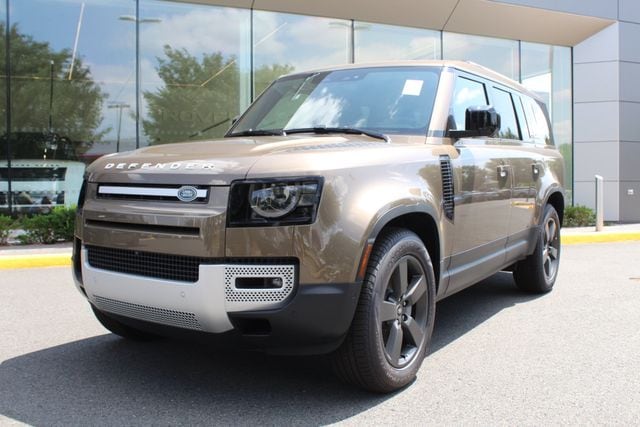 2025 Land Rover Defender S's photo