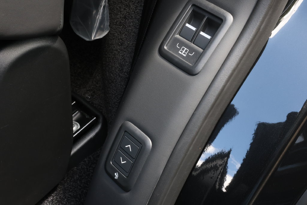 2026 Land Rover Range Rover SE - Photo 15
