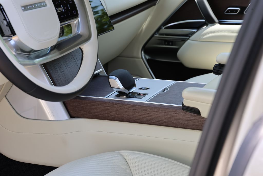 2025 Land Rover Range Rover SE - Photo 14