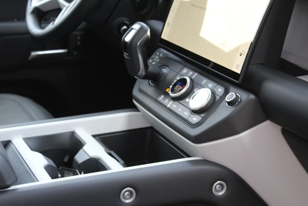 2026 Land Rover Defender X-Dynamic SE - Photo 11
