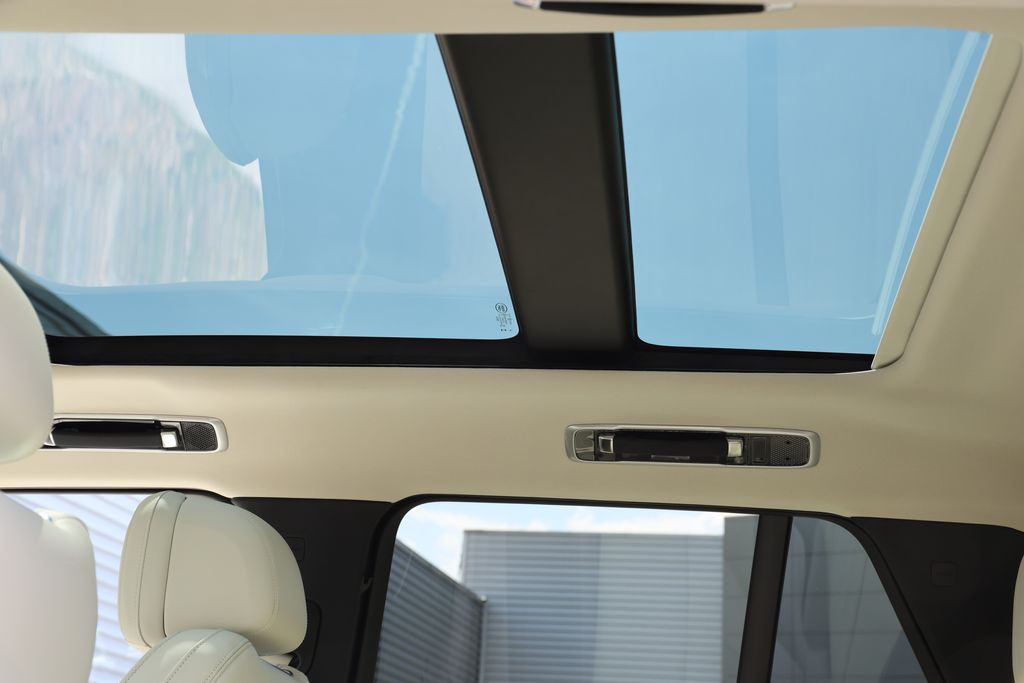2025 Land Rover Range Rover SE - Photo 11