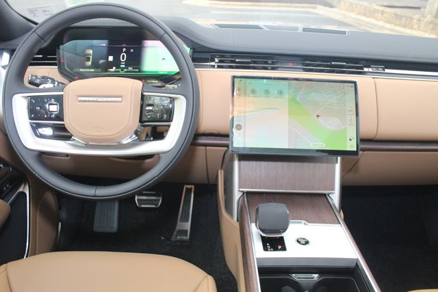 2025 Land Rover Range Rover SE photo 4