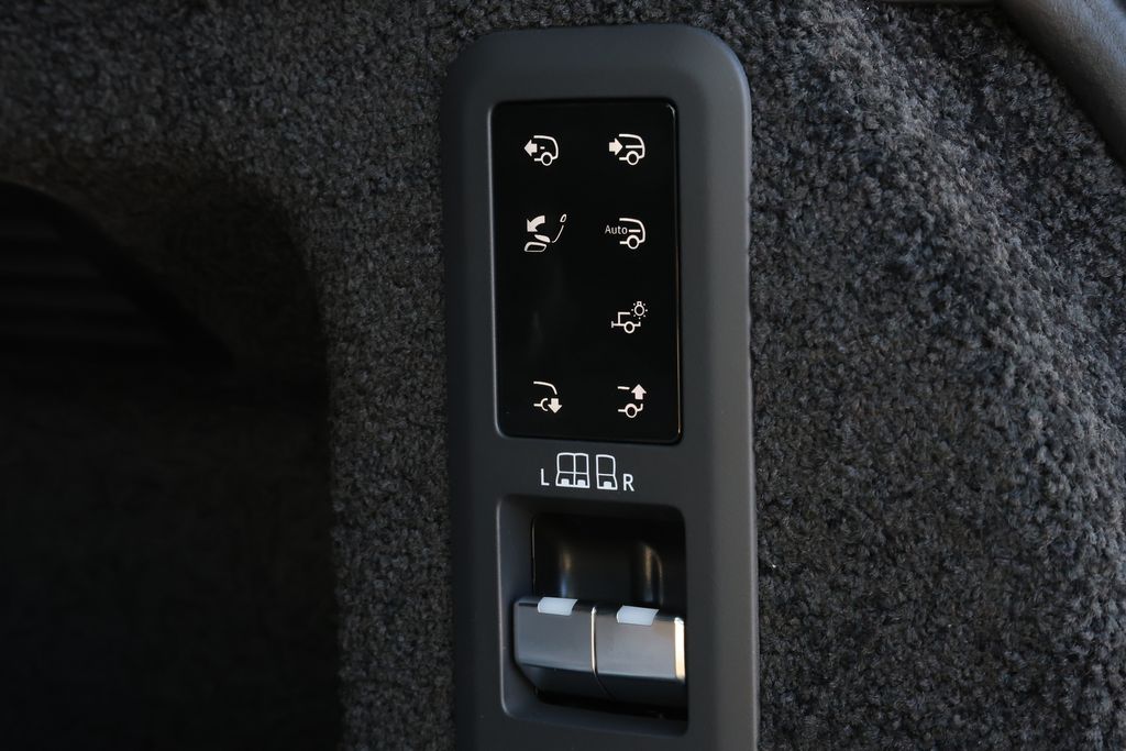2026 Land Rover Range Rover SV - Photo 10