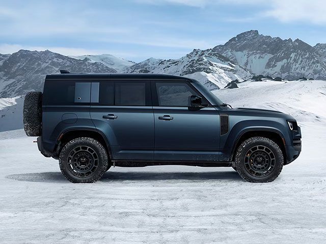 2026 Land Rover Defender 110 OCTA Black P635's photo