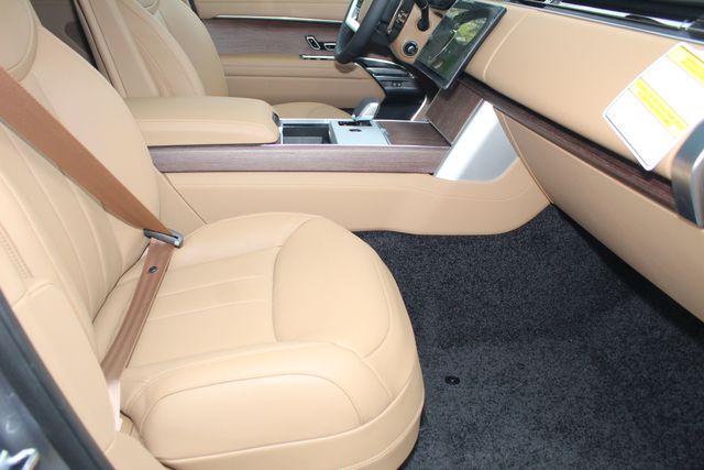 2025 Land Rover Range Rover SE photo 3