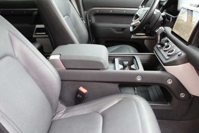 2023 Land Rover Defender 130 S photo 3