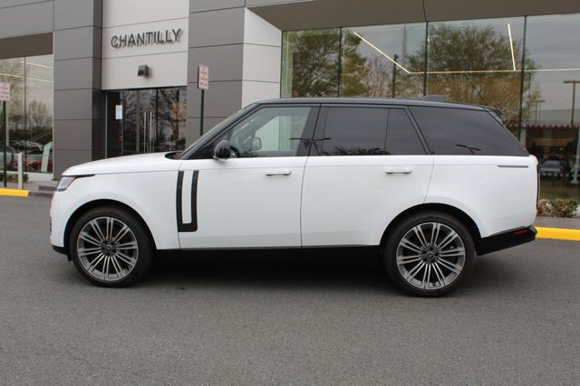 2025 Land Rover Range Rover SE photo 3