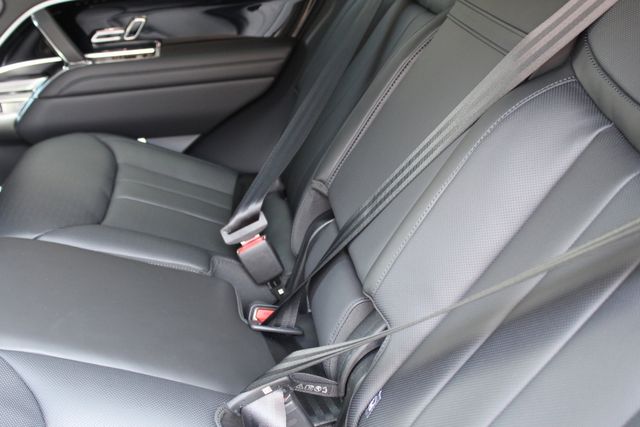 2025 Land Rover Range Rover SE photo 4