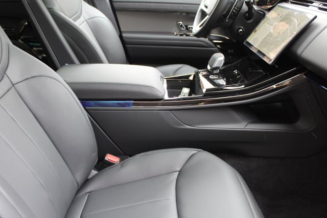 2025 Land Rover Range Rover Sport SE photo 3