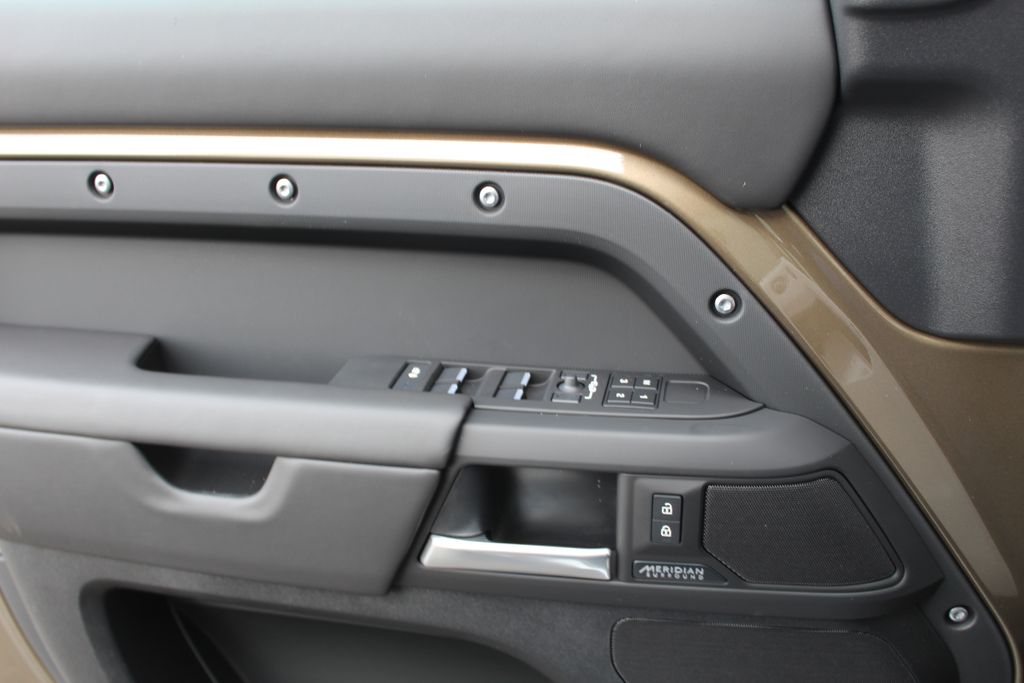 2026 Land Rover Defender X-Dynamic SE - Photo 17
