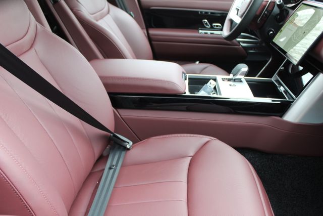 2025 Land Rover Range Rover SE photo 3