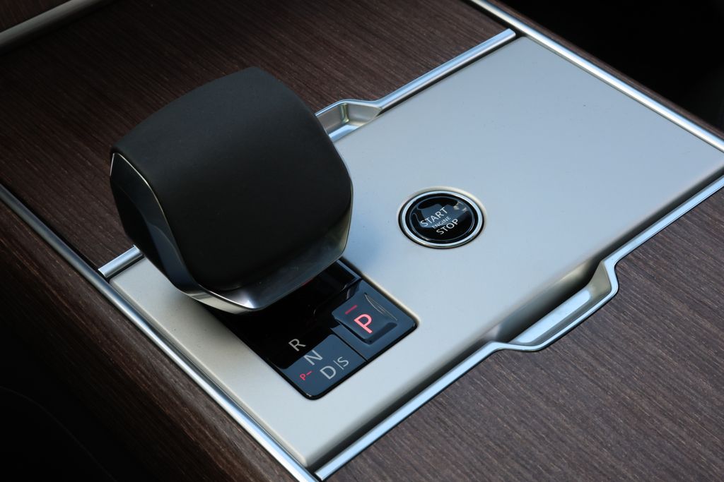 2026 Land Rover Range Rover SE - Photo 18