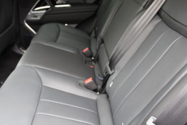 2025 Land Rover Range Rover SE photo 2