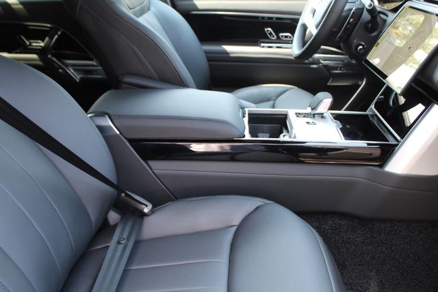 2025 Land Rover Range Rover SE photo 3
