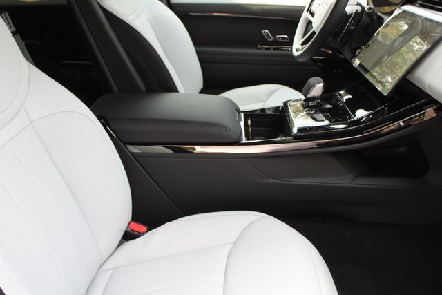 2025 Land Rover Range Rover Sport SE photo 3