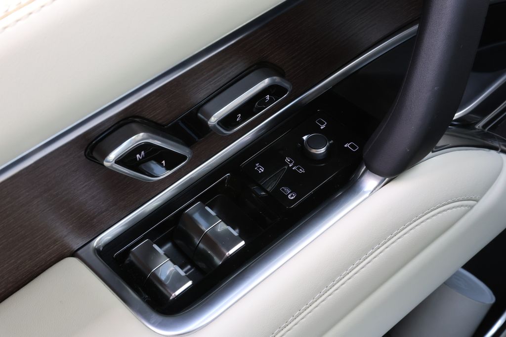 2025 Land Rover Range Rover SE - Photo 17