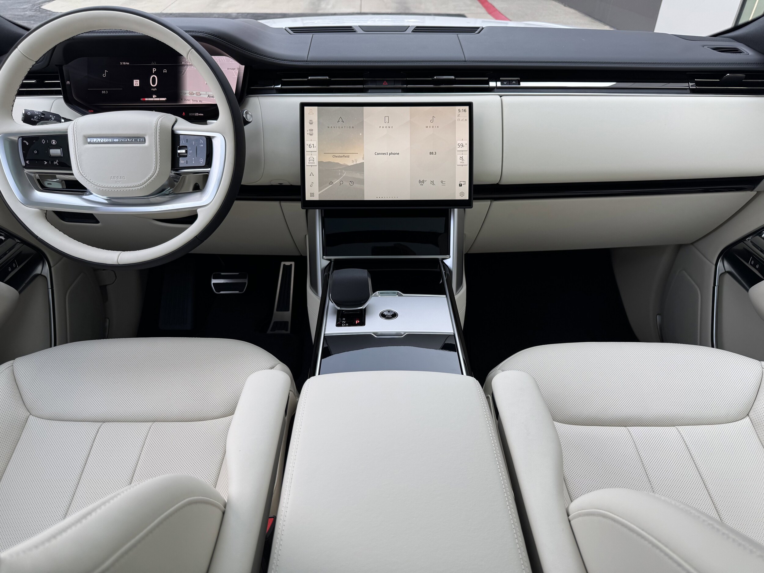 2025 Land Rover Range Rover SE photo 3