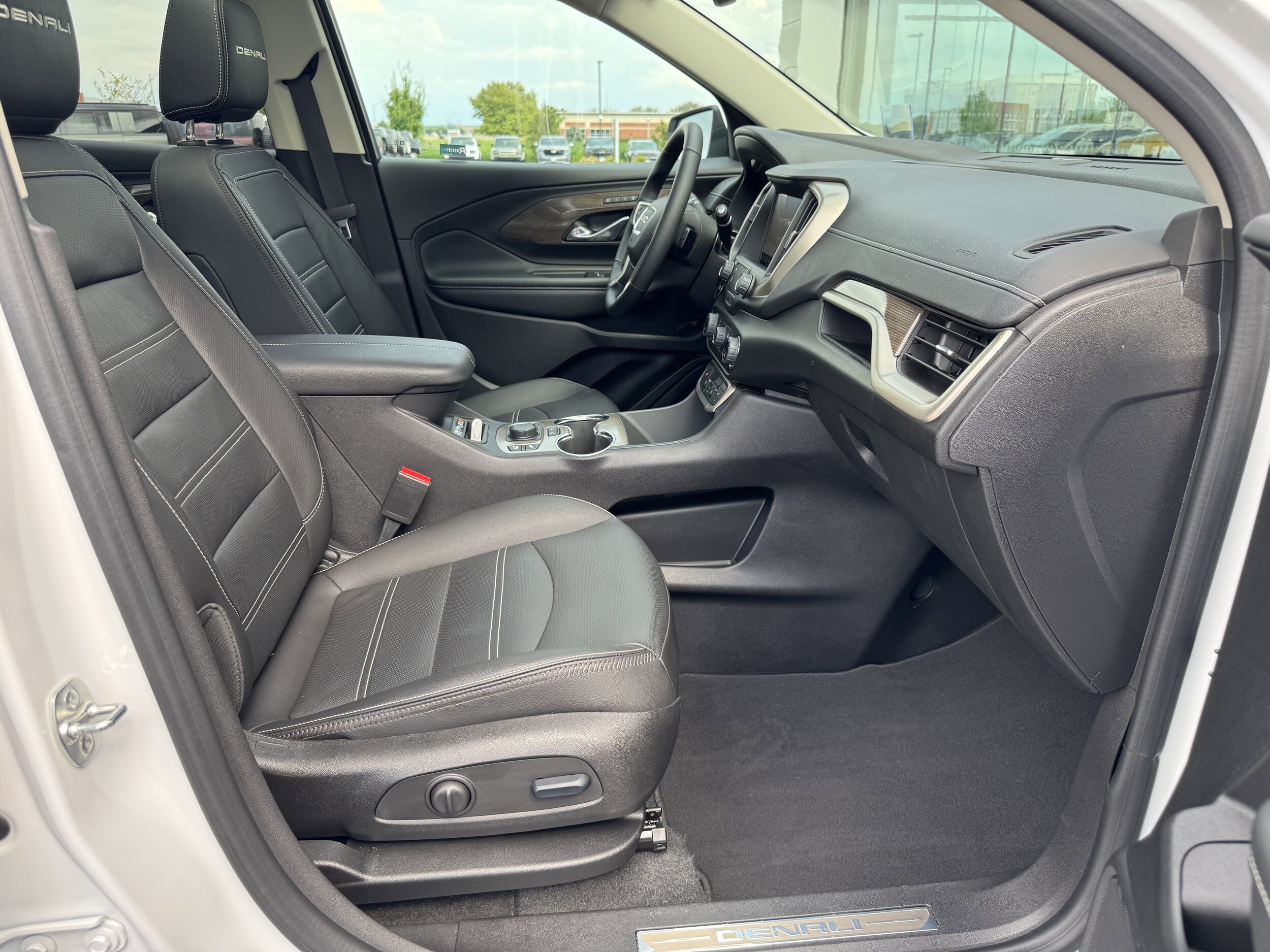 2024 Gmc Terrain Denali photo 2